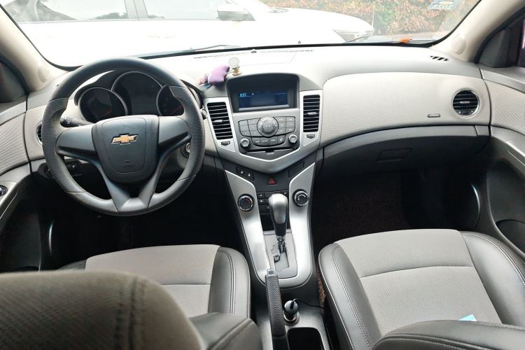 Used Chevrolet Cruze 2013 1.6L SE AT Center Console