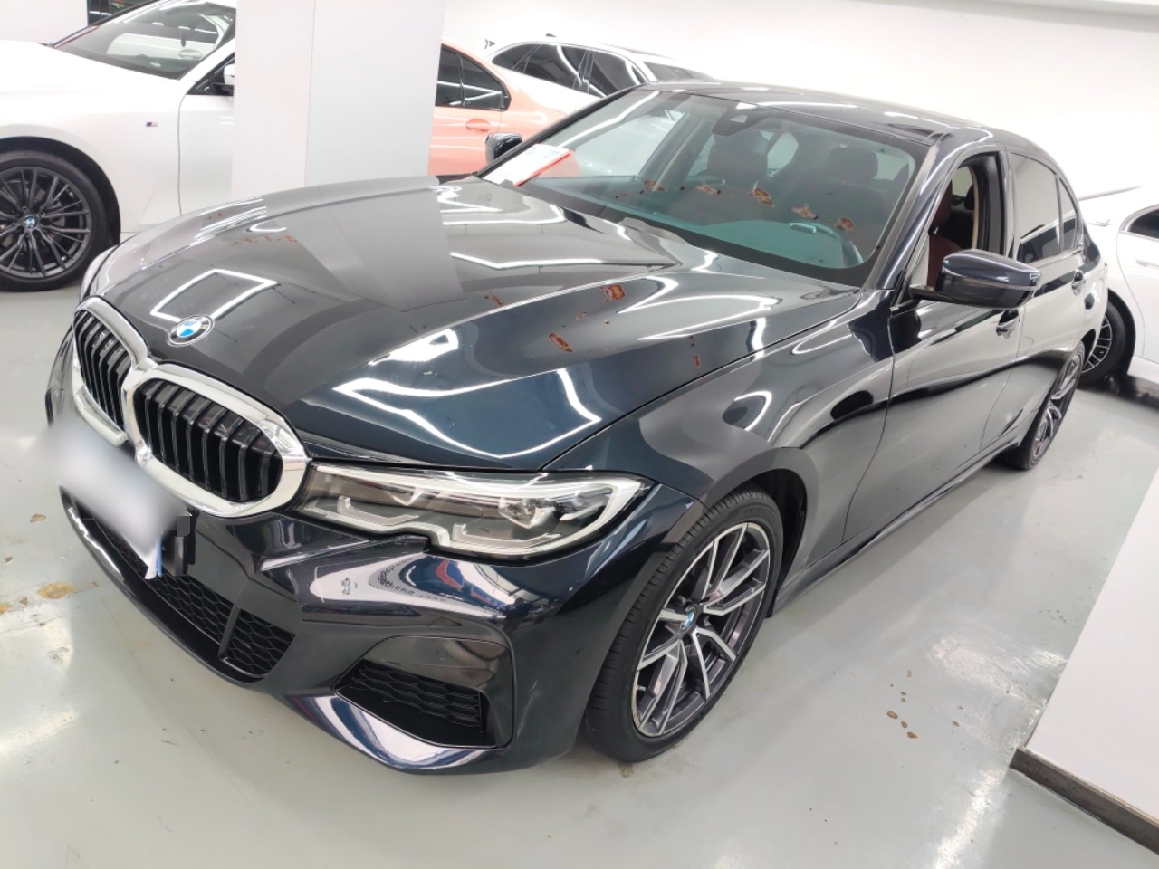 تحت مقدمة السيارة