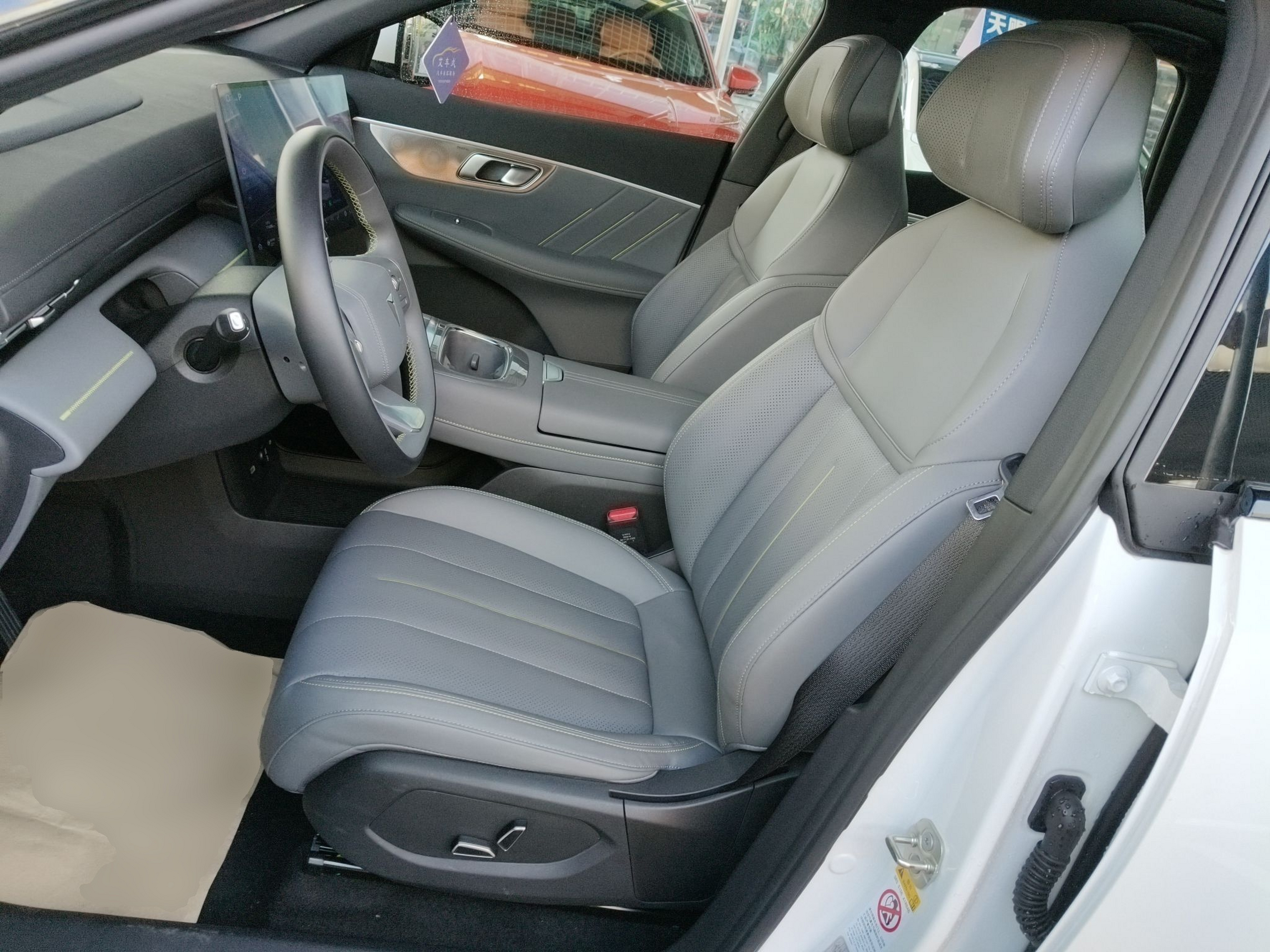 Переднее сиденье в автомобиле