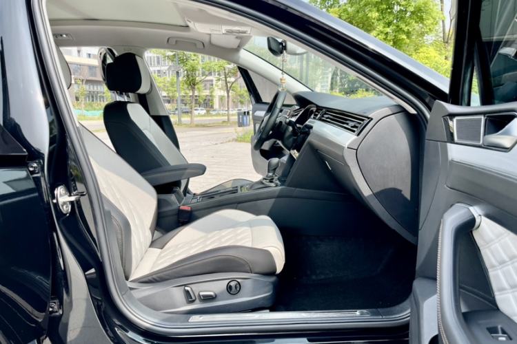 Used Volkswagen Magotan 2023 2 Million Units Commemorative Edition 330TSI DSG Luxury Version Interior 12