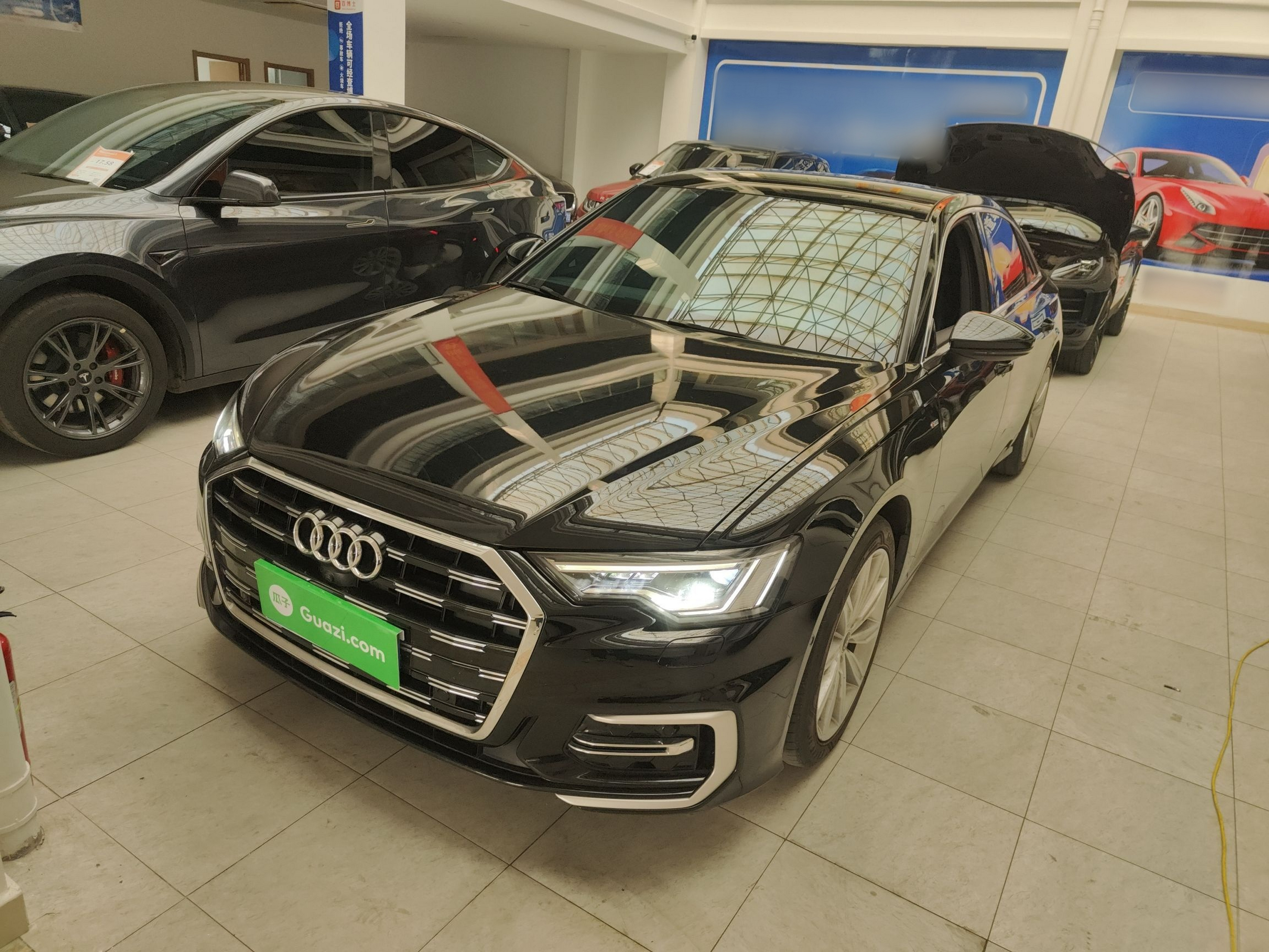 تحت مقدمة السيارة