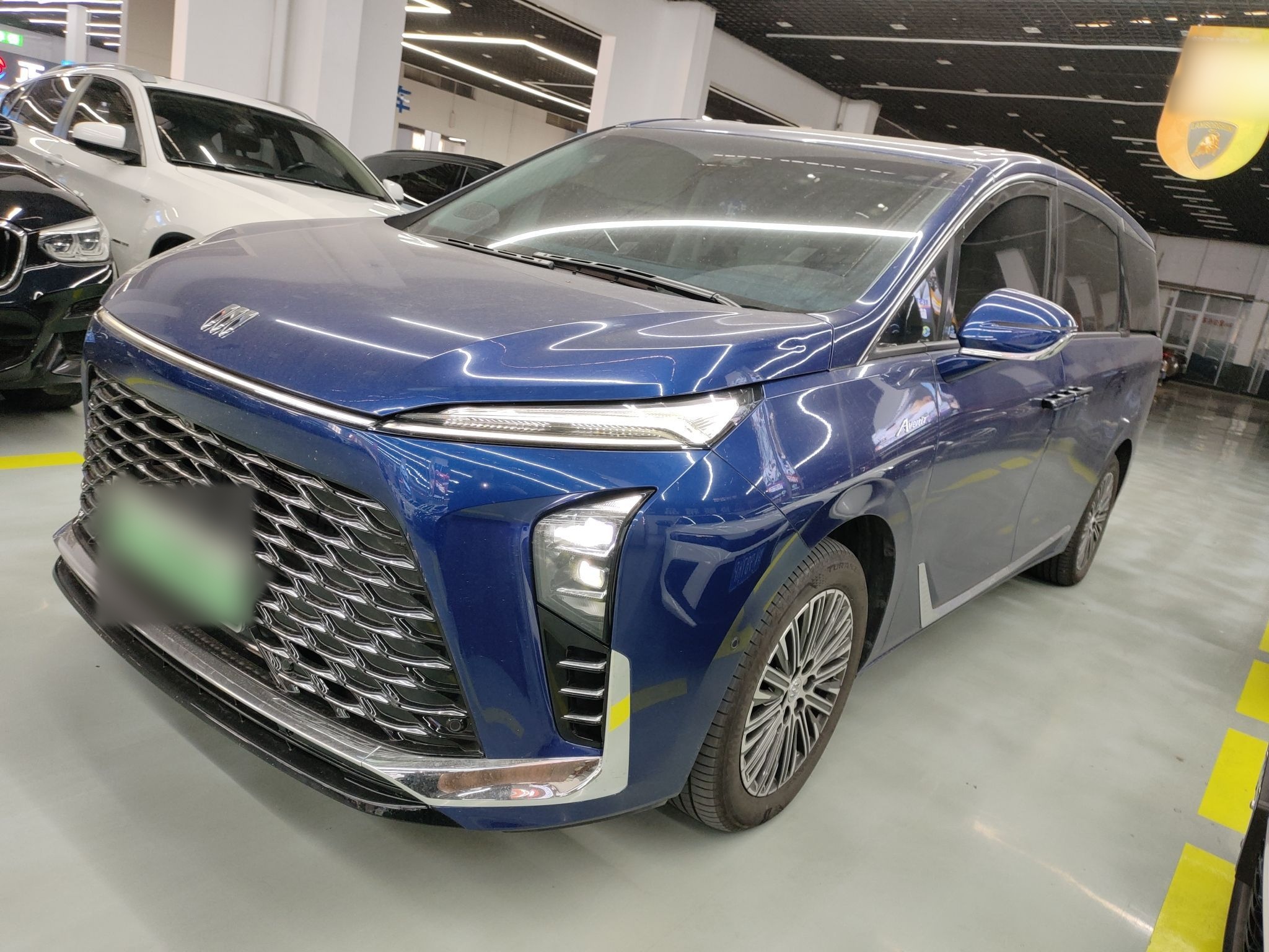 Под передней частью автомобиля