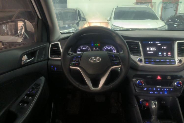 Used Hyundai Tucson 2015 1.6T Dual-Clutch Two-Wheel-Drive Smart Model Steering Wheel