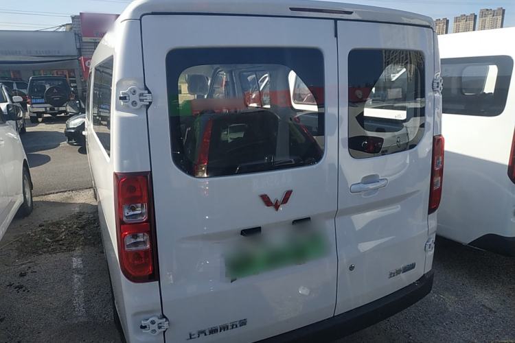 Used Wuling Yangguang 2024 300KM Comfort Version Passenger Van 75kW