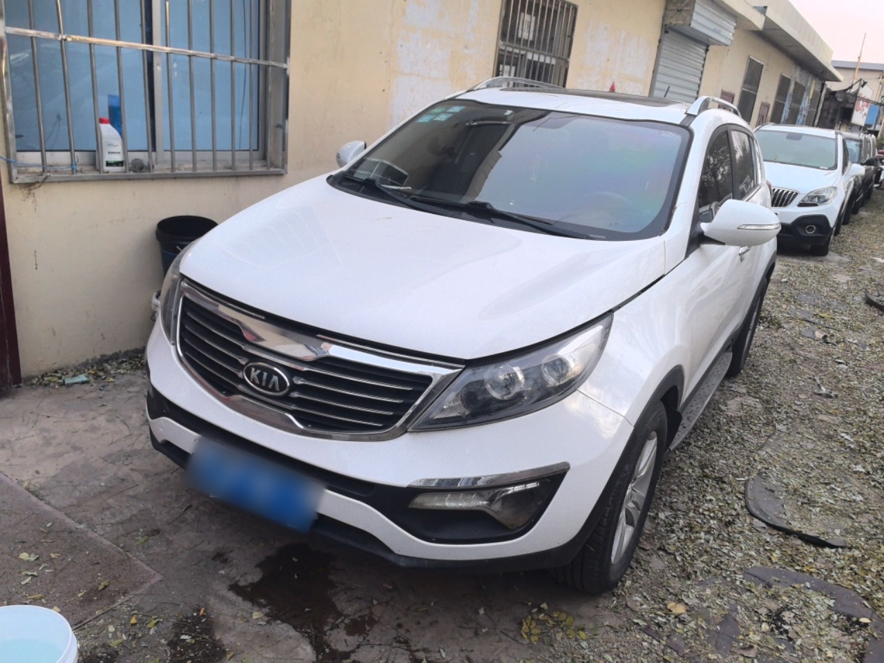 Под передней частью автомобиля