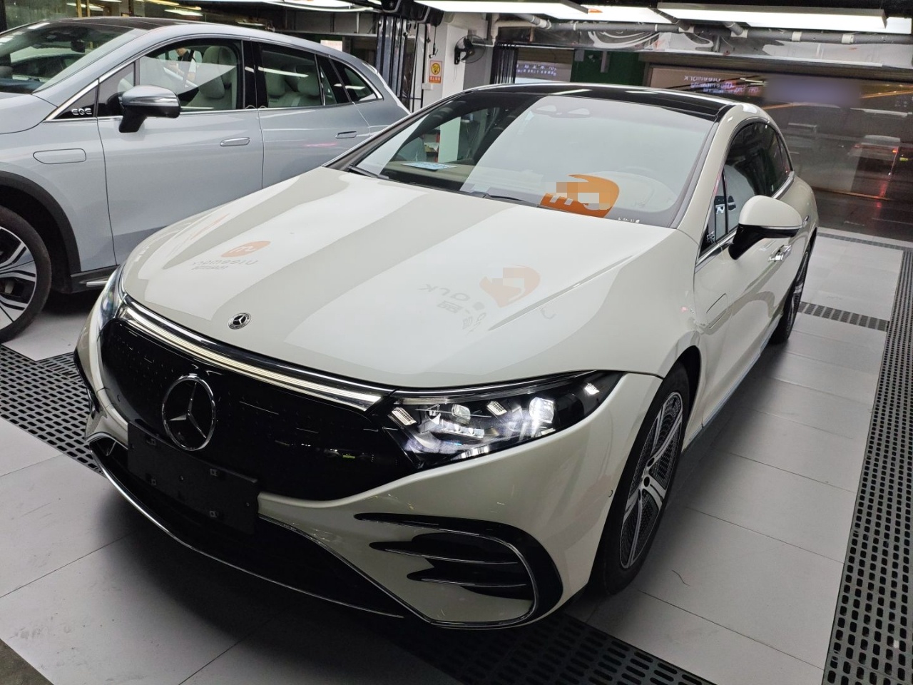 Под передней частью автомобиля