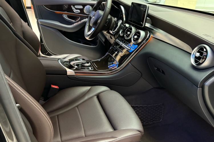 Used Mercedes-Benz GLC 2017 GLC 260 4MATIC Luxury Model Interior 8