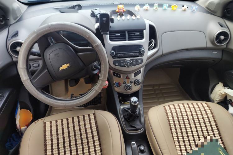 Used Chevrolet Aveo Sonic 2014 Sedan 1.4SL MT Comfort Edition Center Console