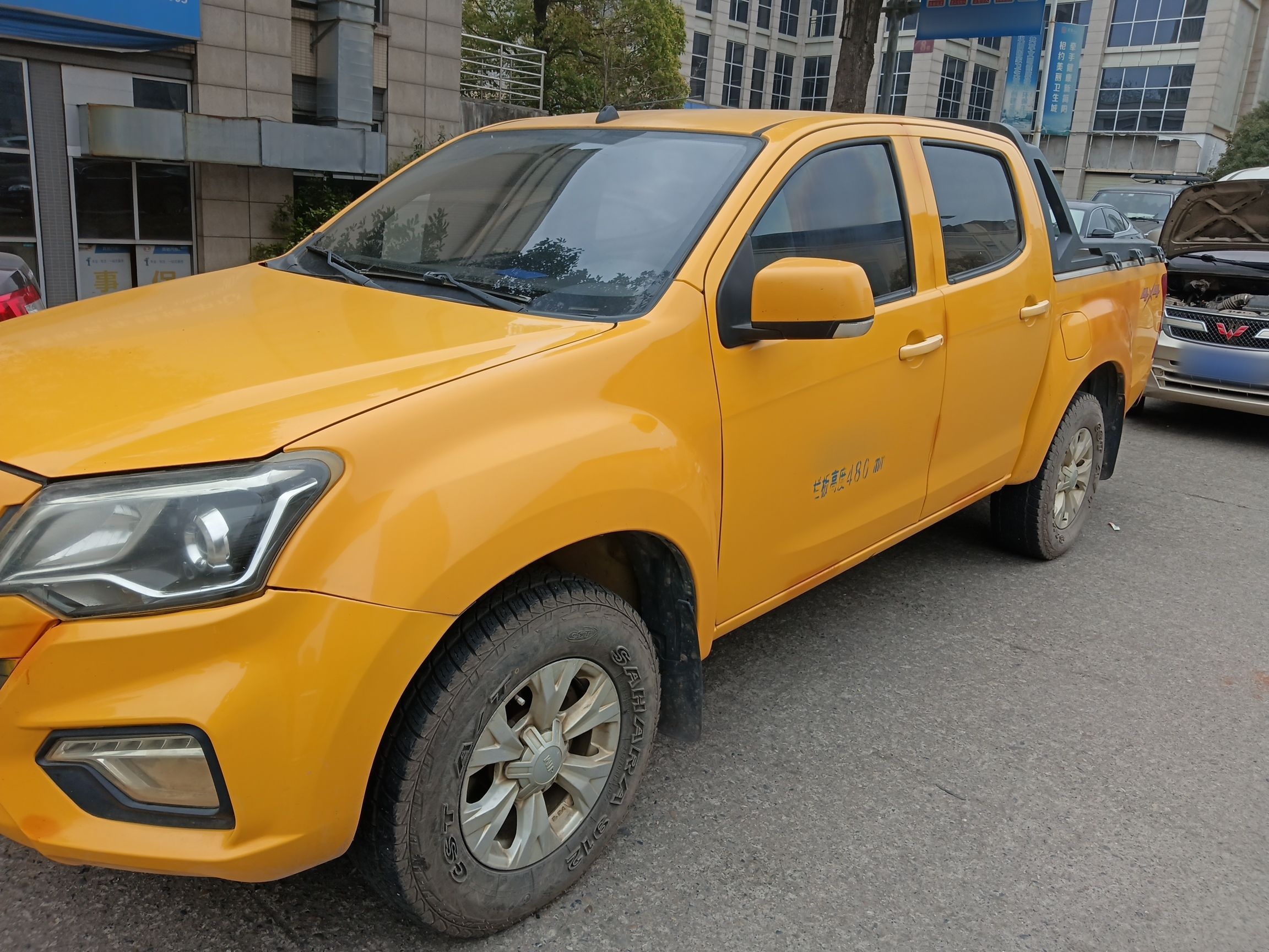 Под передней частью автомобиля