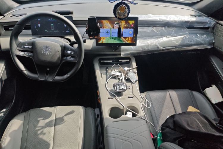 Used BYD Qin PLUS 2025 DM-i Smart Drive 55KM Leading Model Center Console