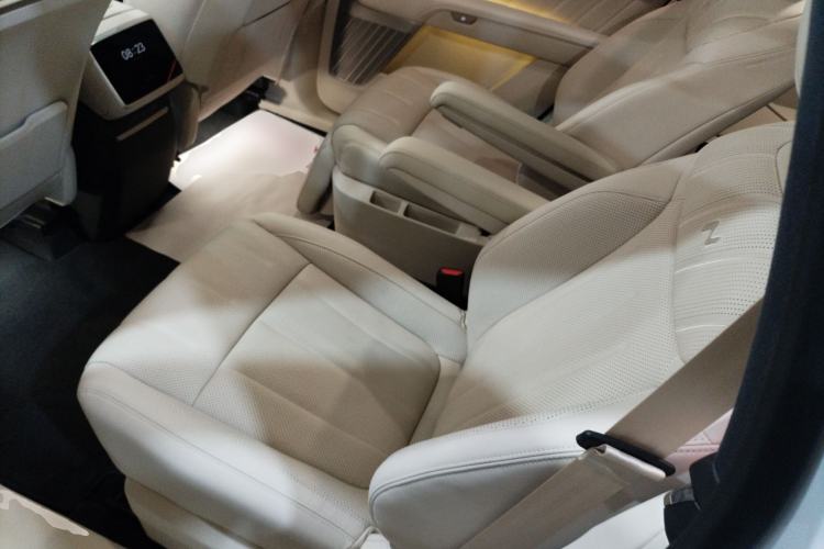 Used ONVO Luxeed L90 2025 Model—Ultra Six-Seater Version
