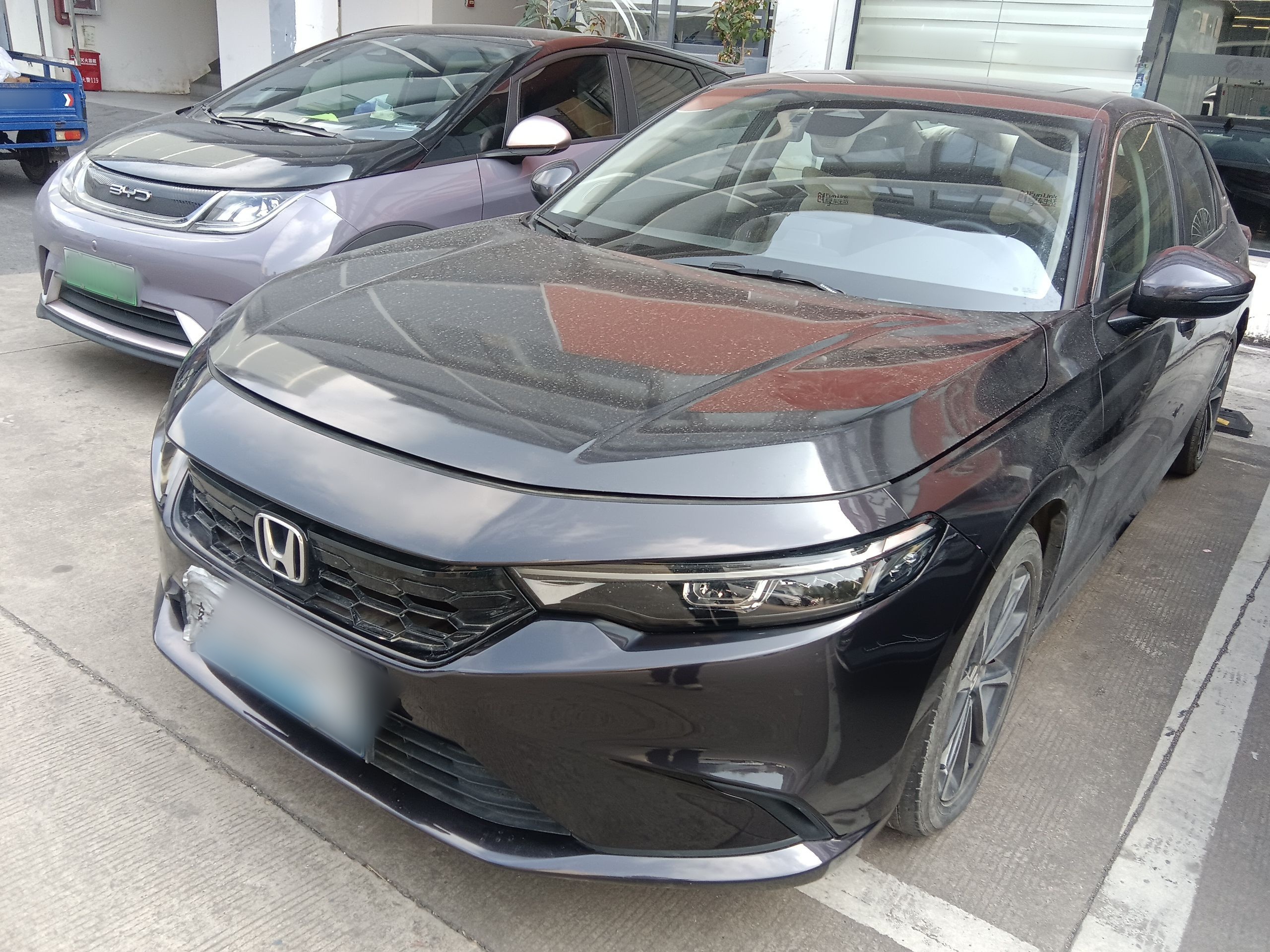 تحت مقدمة السيارة