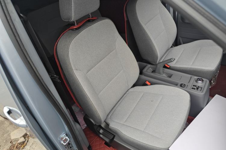 Used Wuling Yangguang 2024 300KM Comfort Version Passenger Van 75kW
