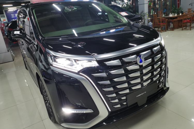 Used Denza D9 2022 DM-i 970 Four-Wheel Drive Flagship Model Front Right 45 Deg