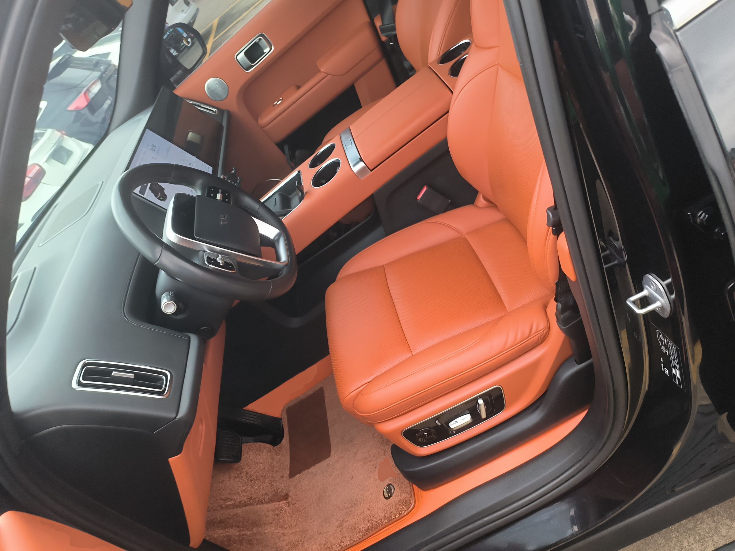 المقاعد الأمامية داخل السيارة