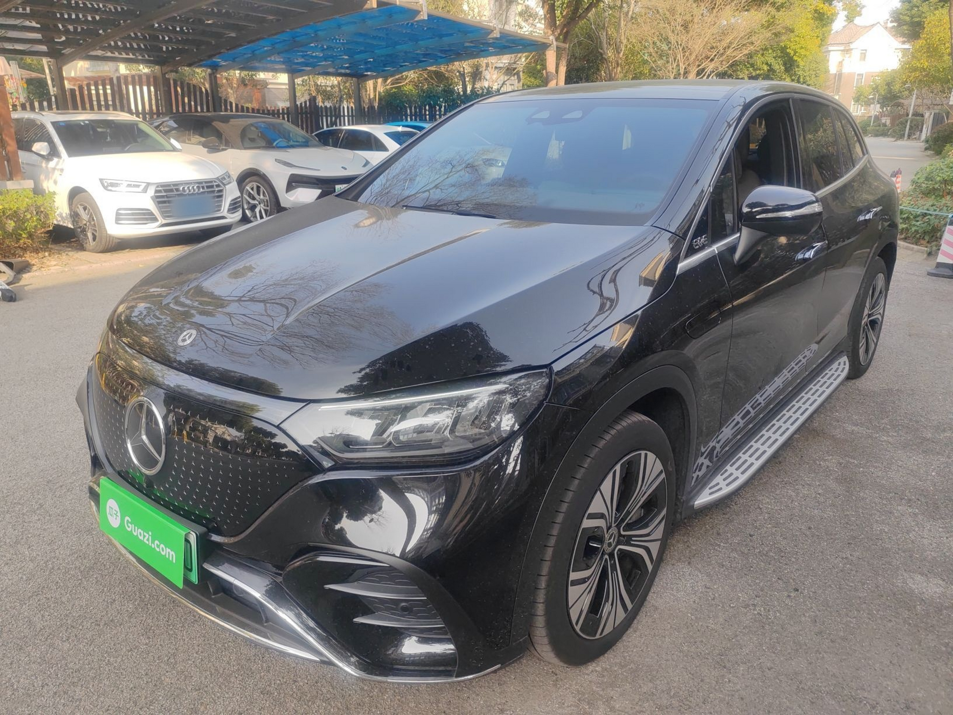 Под передней частью автомобиля