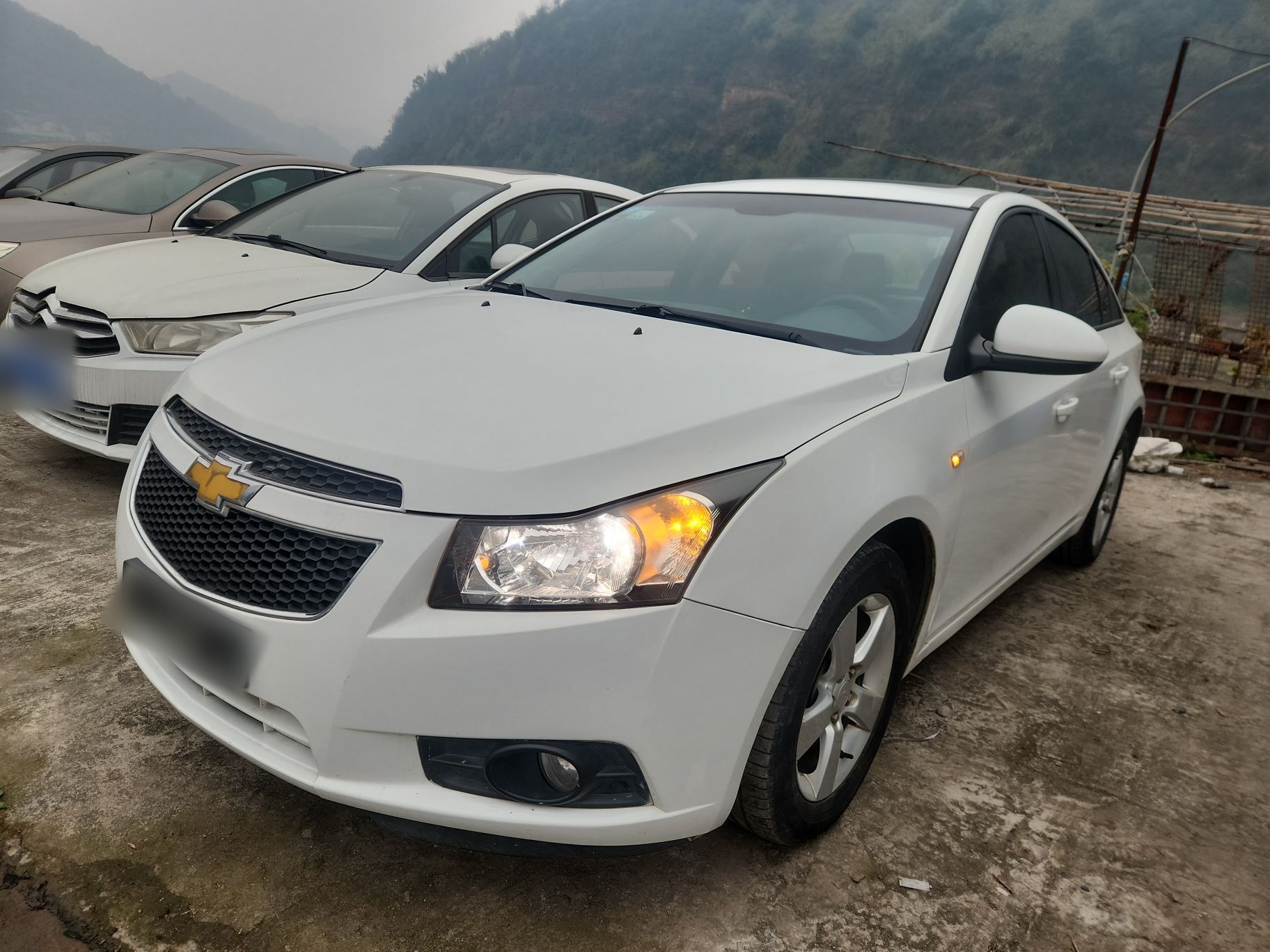 تحت مقدمة السيارة