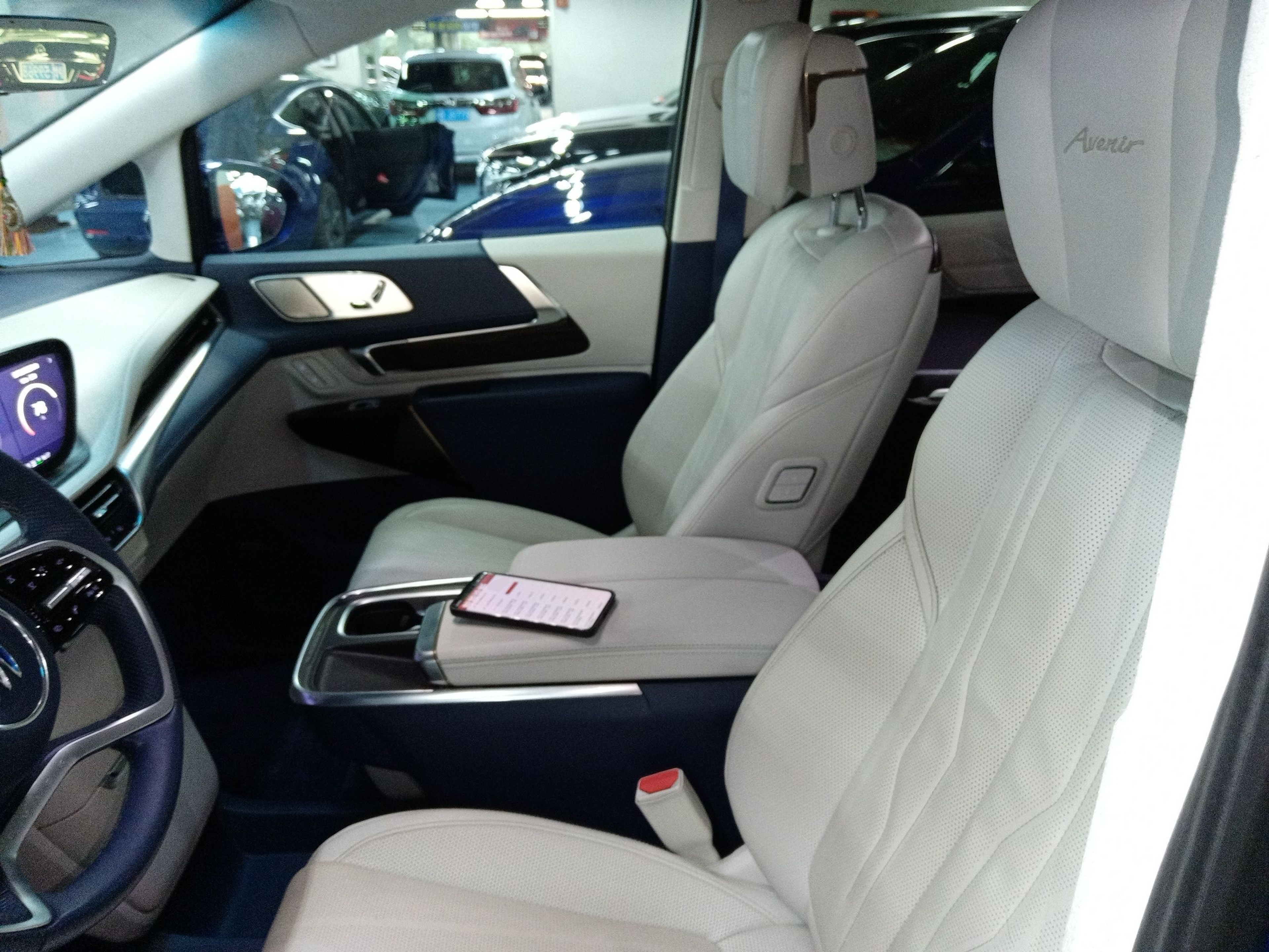 Переднее сиденье в автомобиле