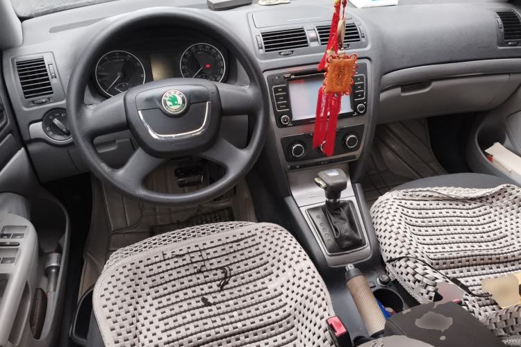 Used Skoda Octavia 2013 1.6L Automatic Yijie Edition Center Console