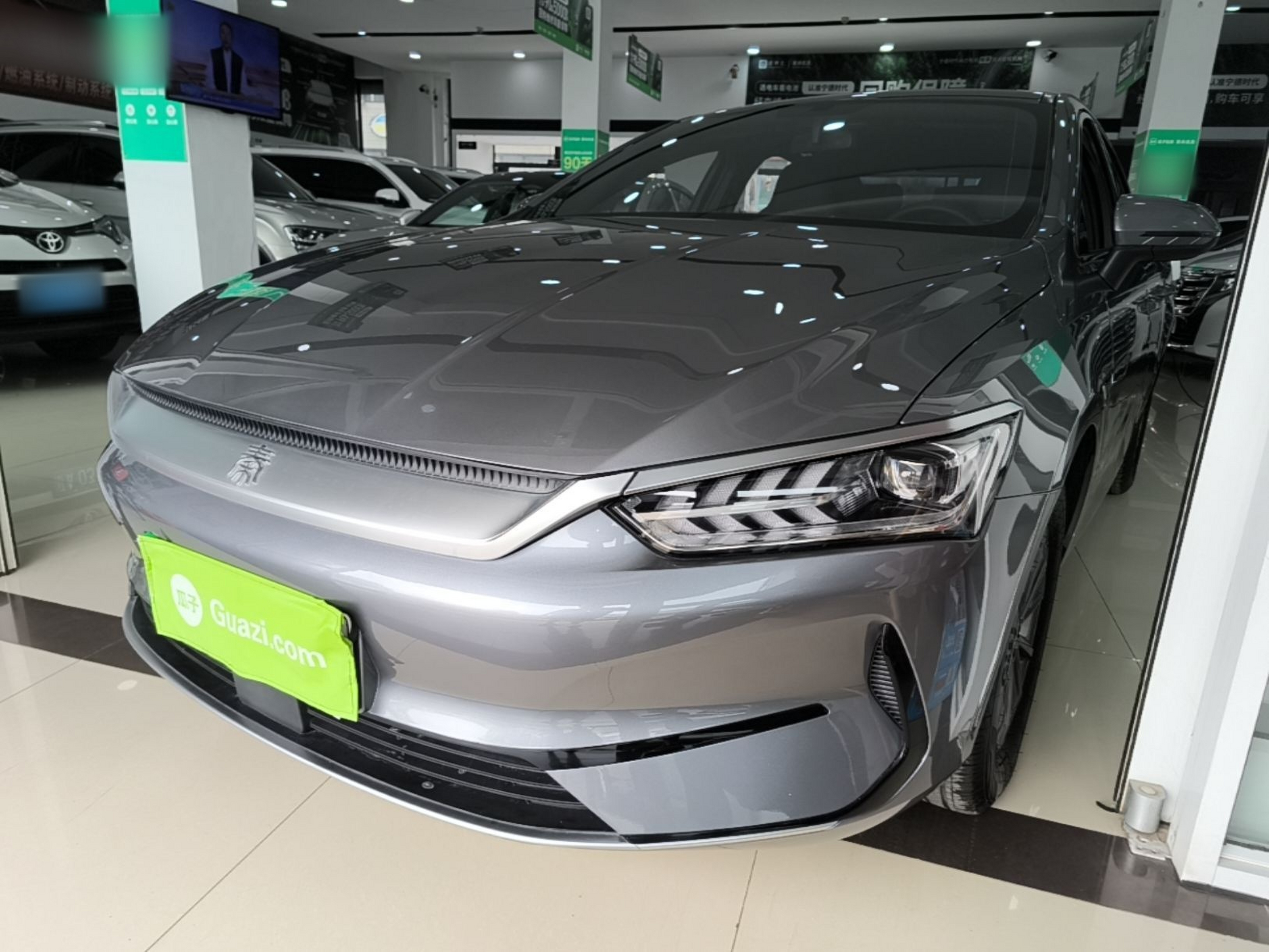 Unter der Vorderseite des Autos