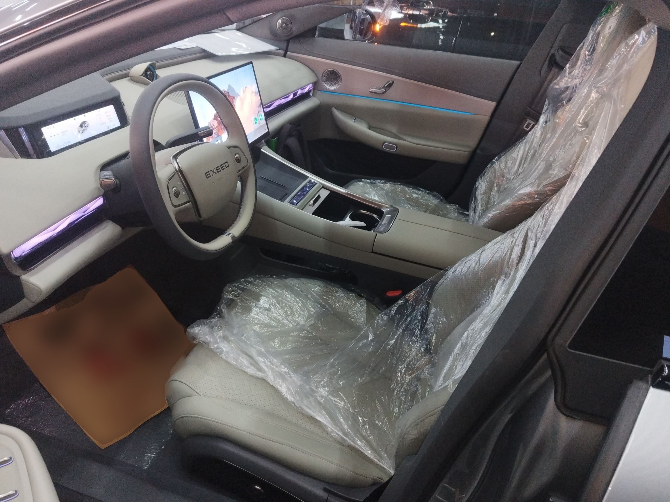 المقاعد الأمامية داخل السيارة