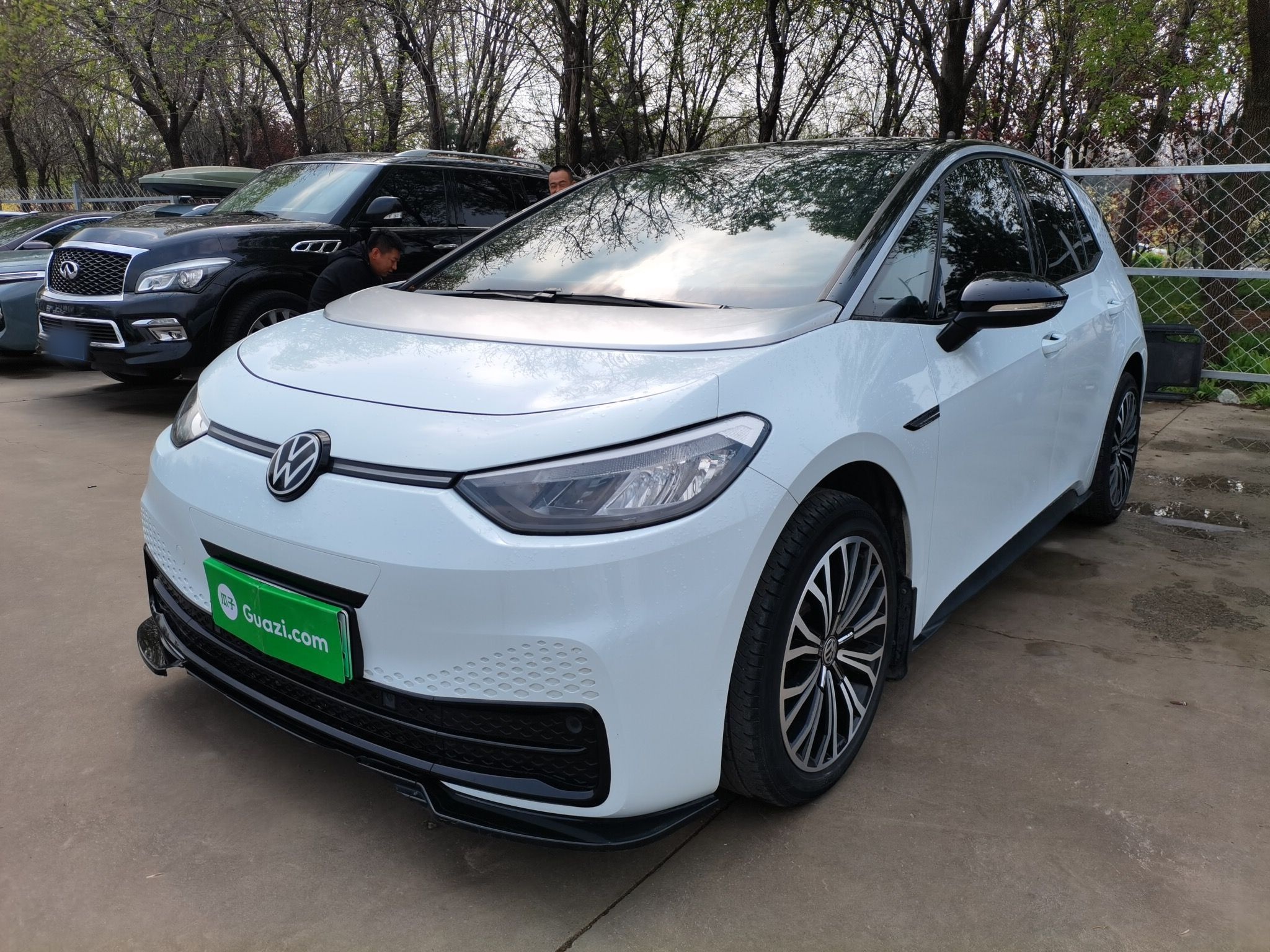 Под передней частью автомобиля