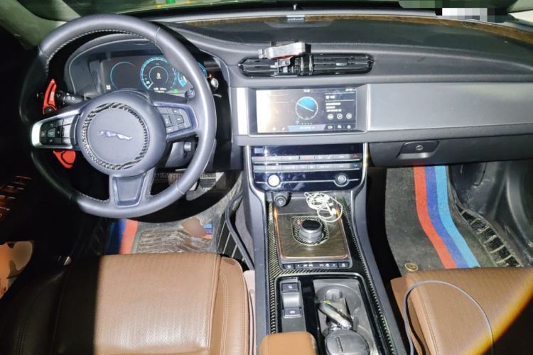 Used Jaguar XFL 2020 XFL 2.0T P250 Four-Wheel Drive Luxury Edition Center Console