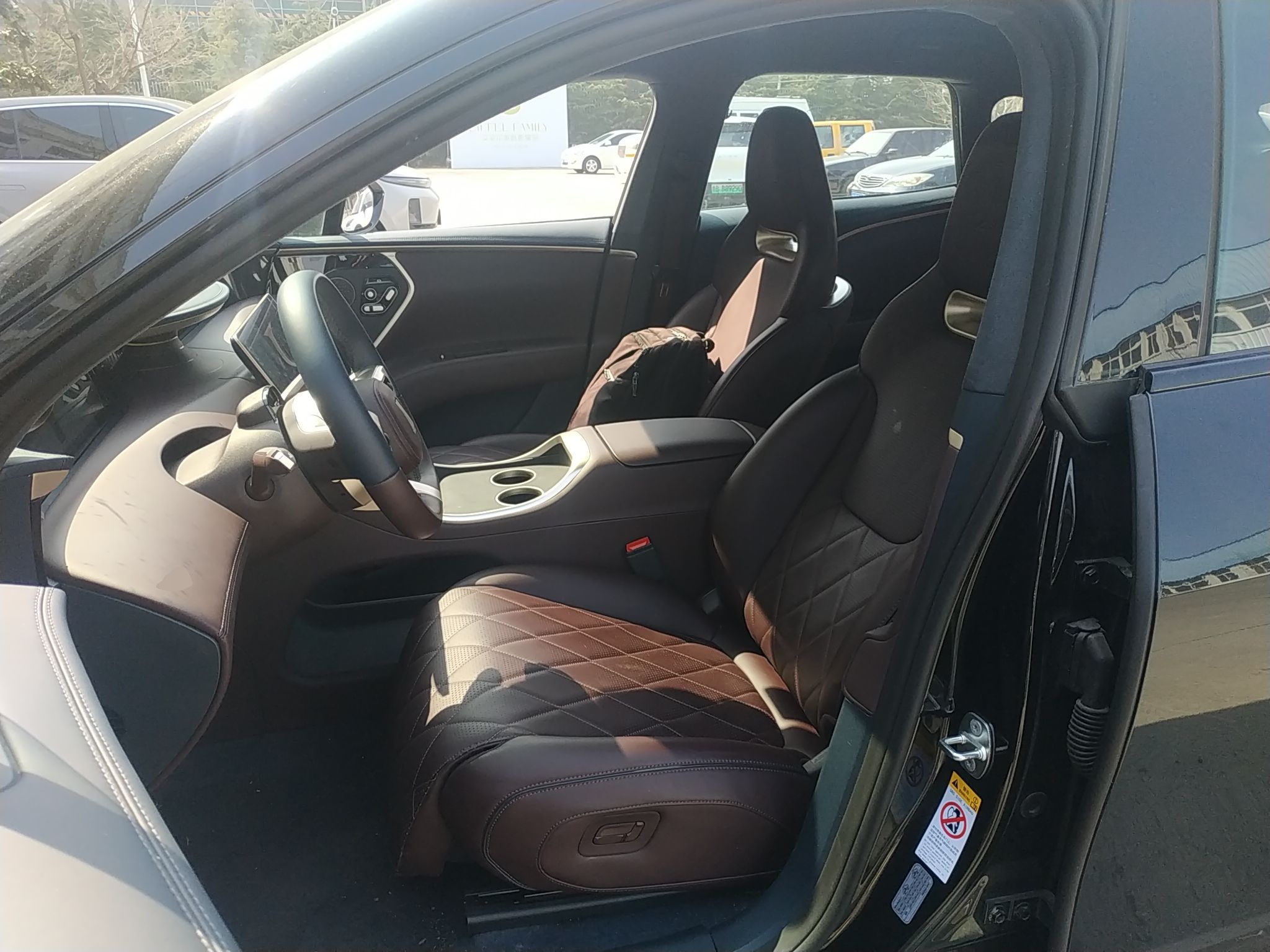 المقاعد الأمامية داخل السيارة