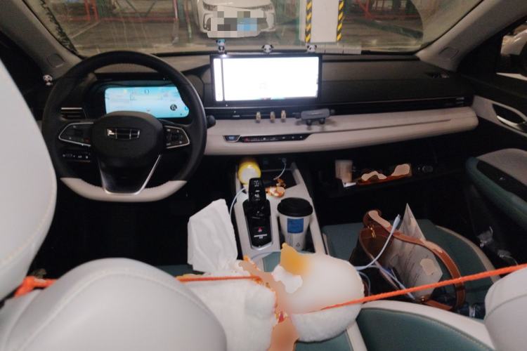 Used Geely Auto Emgrand L HiP 2022 1.5TD-DHT Pro 100KM Super Swift Center Console