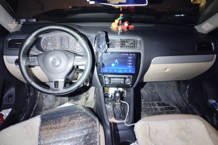 Used Volkswagen Sagitar 2014 Revised Version 1.4TSI Automatic Luxury Edition Center Console
