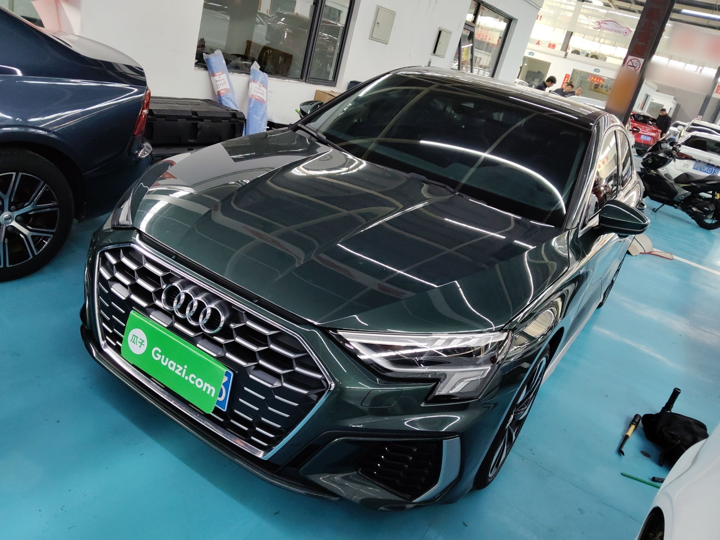 تحت مقدمة السيارة