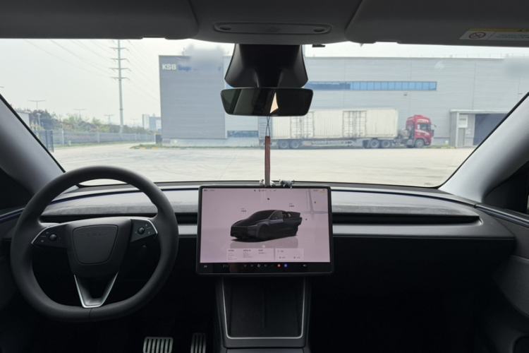 Used Tesla Model Y 2025 Rear-Wheel Drive First Edition Interior 8