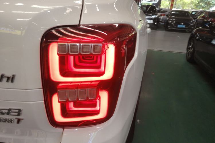 Used GAC Trumpchi GS8 2017 320T Two-Wheel Drive Luxury Smart Connectivity Version (7 Seats) Right Rear Taillight