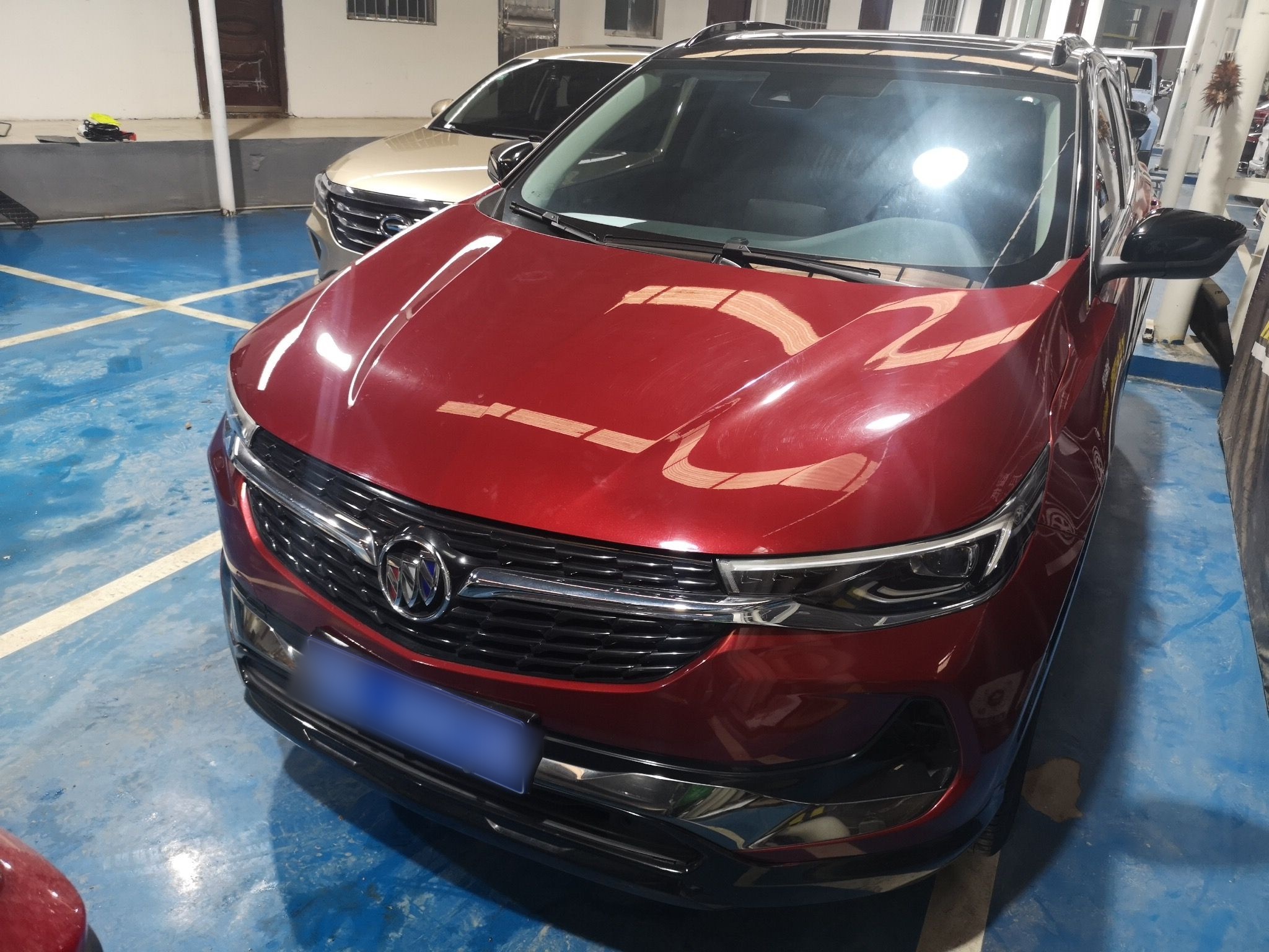 تحت مقدمة السيارة