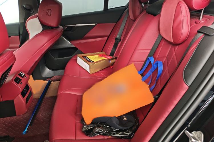 Used BMW i5 2025 eDrive 35L M Sport Package Interior 4