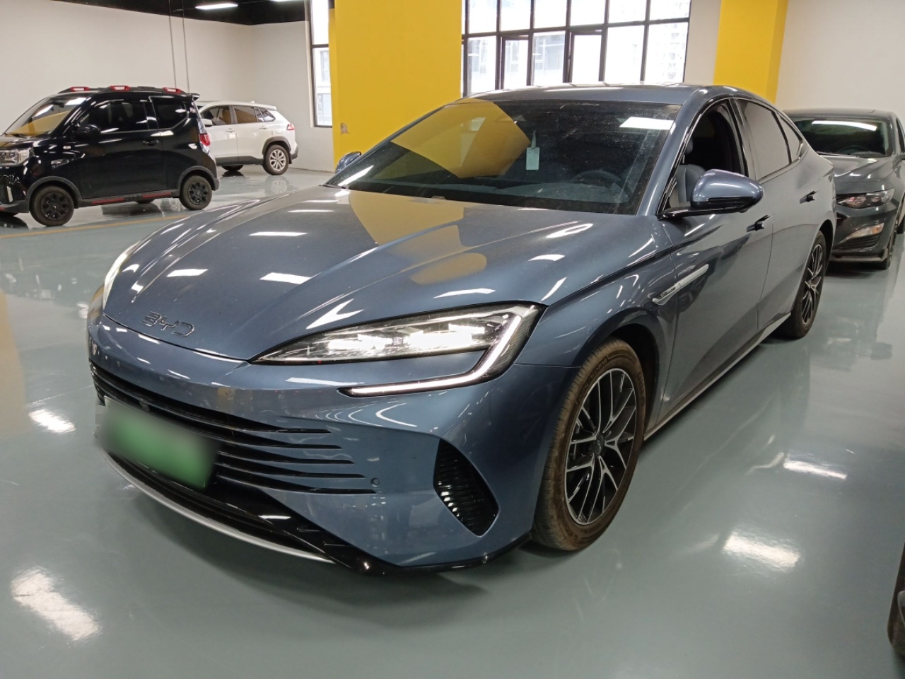 تحت مقدمة السيارة