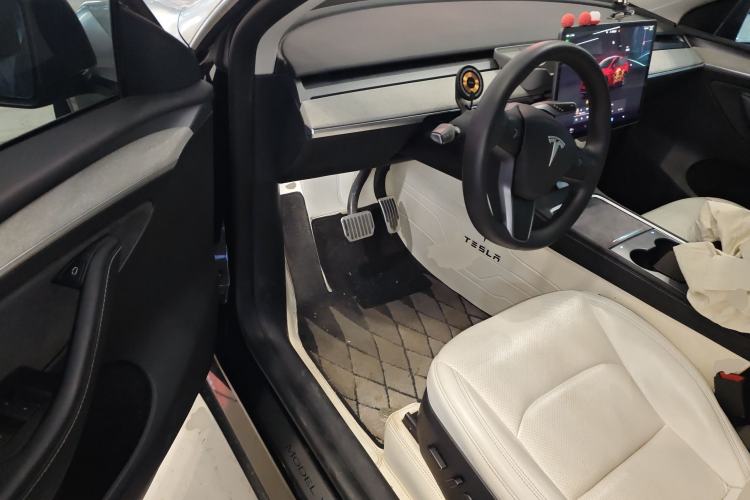 Used Tesla Model Y 2023 Rear-Wheel-Drive Version
