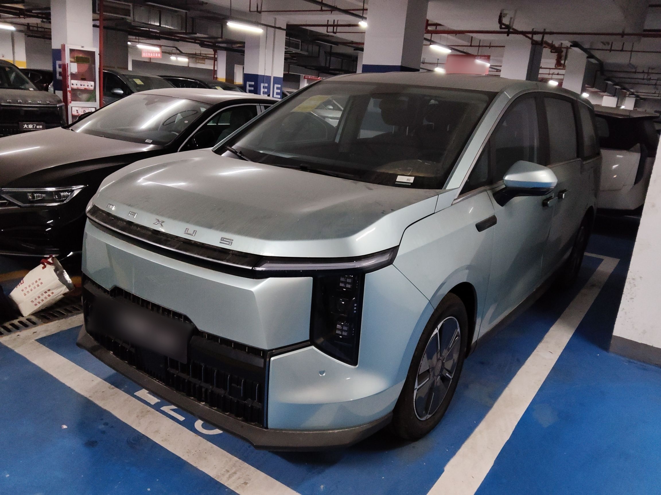 تحت مقدمة السيارة