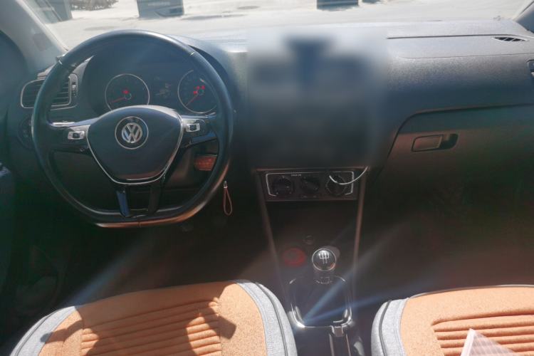 Used Volkswagen Polo 2016 1.6L Manual Comfort Model Center Console