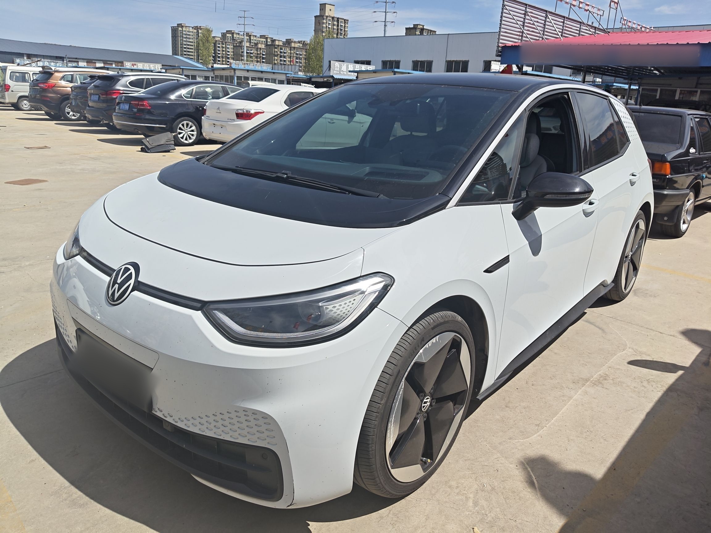 Под передней частью автомобиля