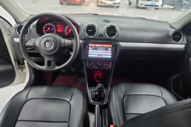 Used Volkswagen Jetta 2015 1.6L Manual Comfort Model Center Console