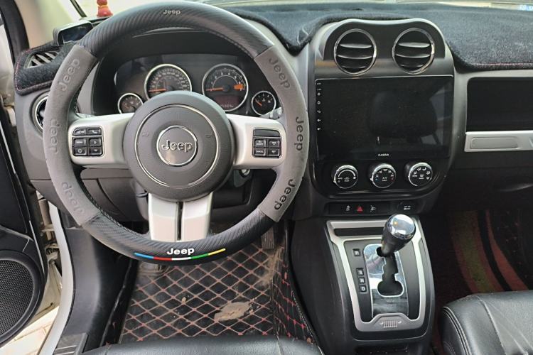 Used Jeep Compass 2014 Revised Version 2.4L Four-Wheel Drive Comfort Edition Center Console