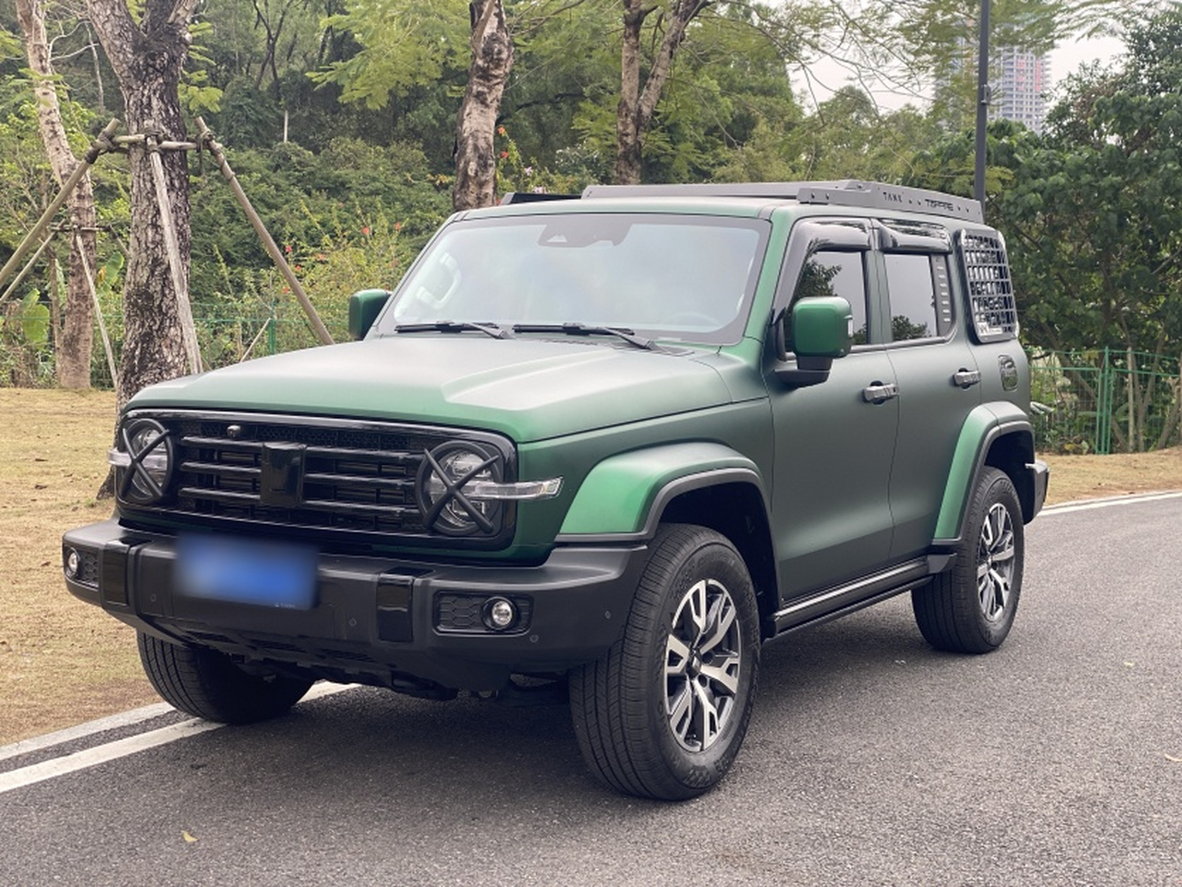 تحت مقدمة السيارة