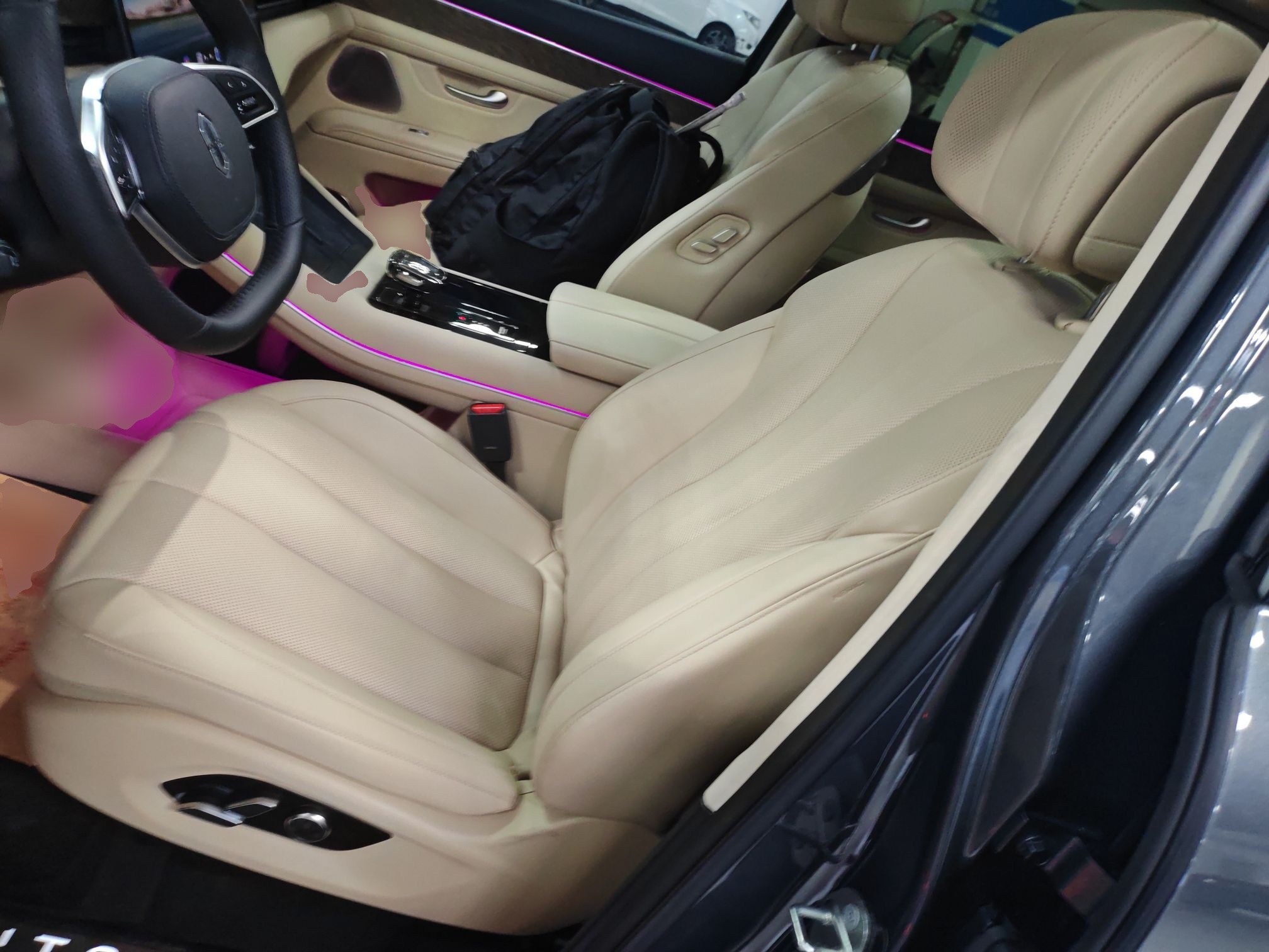 المقاعد الأمامية داخل السيارة