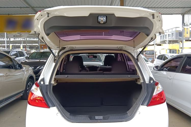 Used Venucia R50 2015 1.6L Manual Fashion Edition
