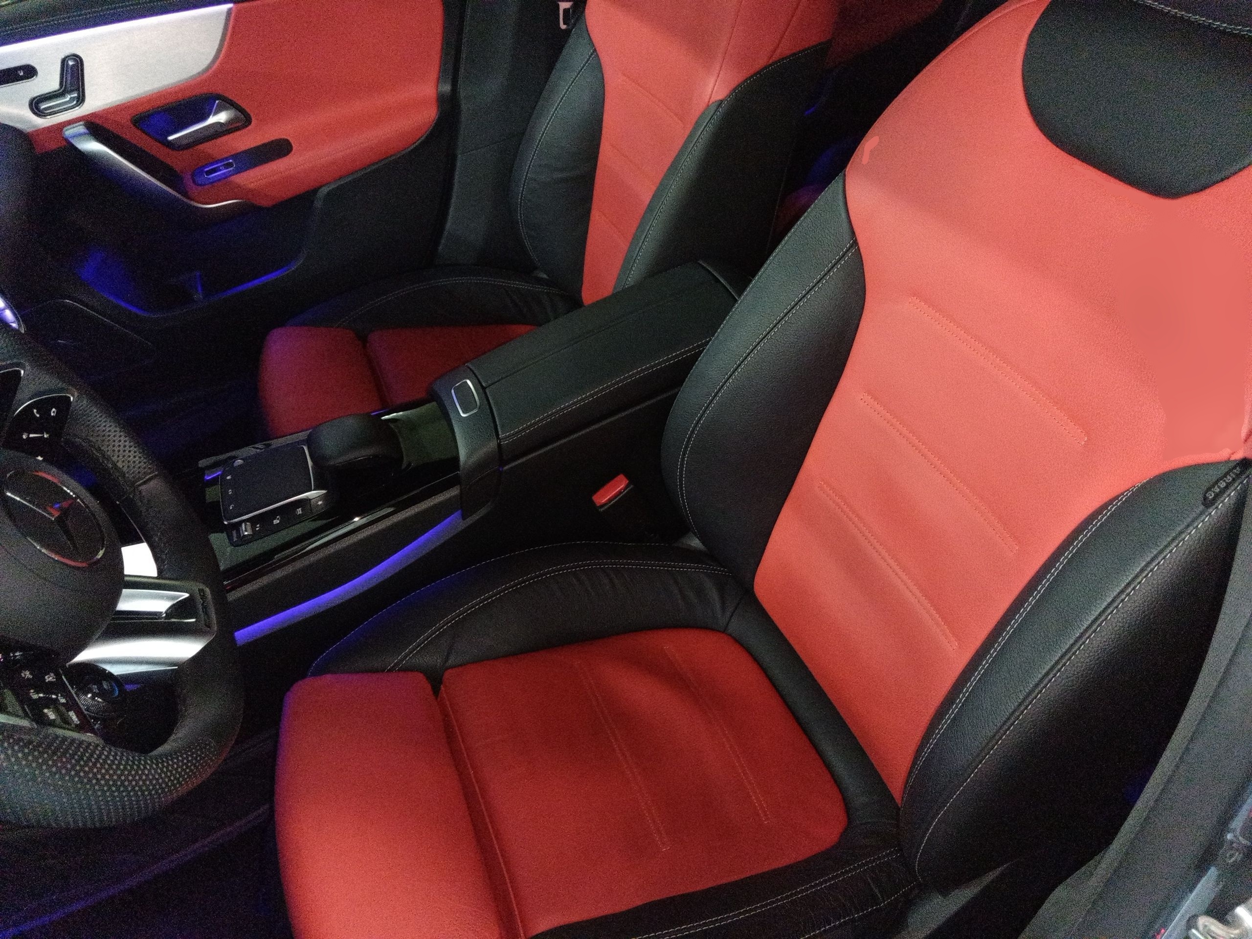 المقاعد الأمامية داخل السيارة