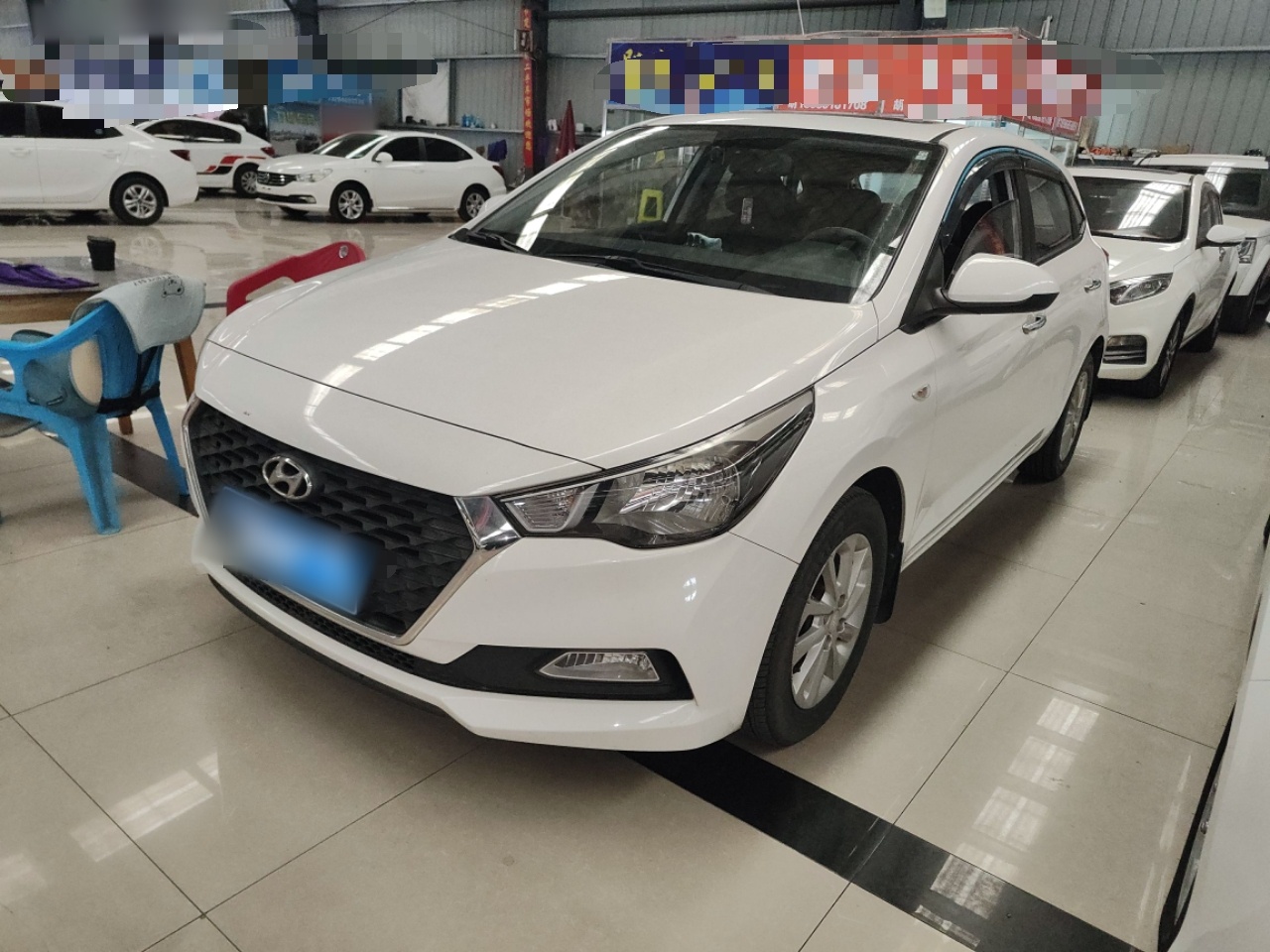 تحت مقدمة السيارة