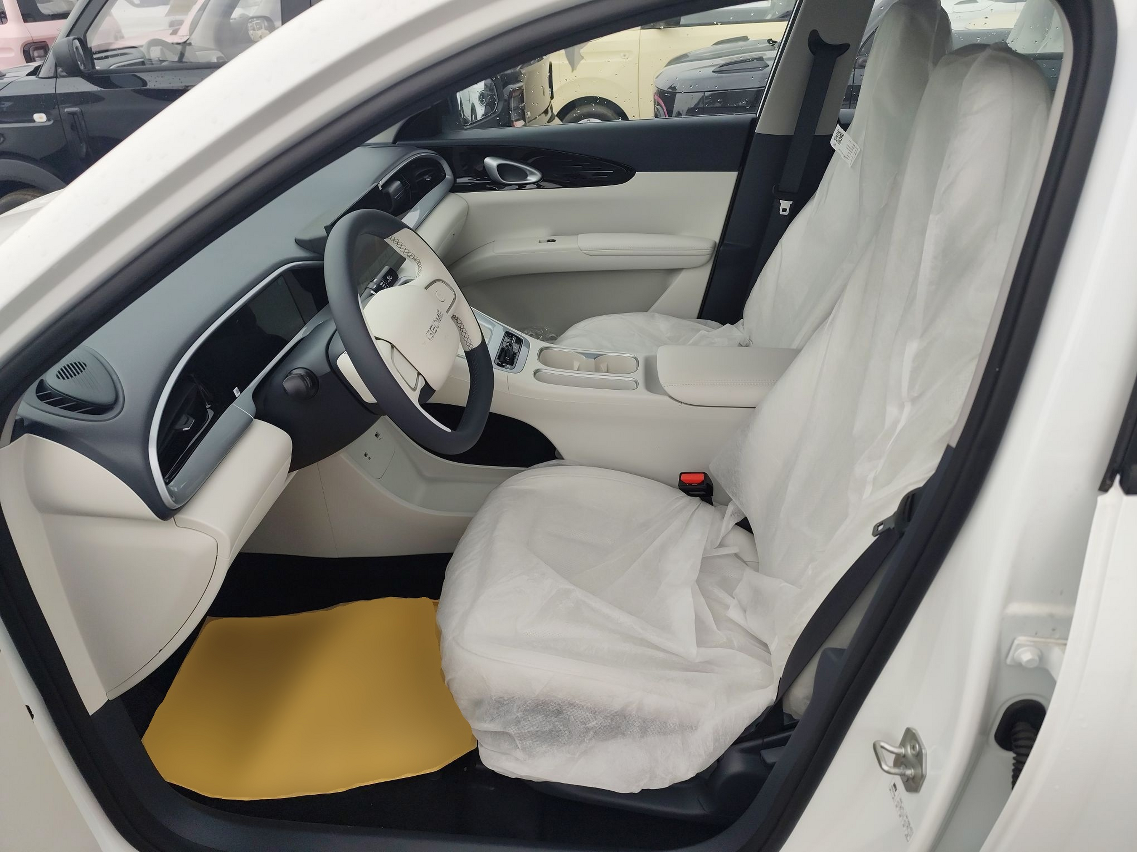 المقاعد الأمامية داخل السيارة