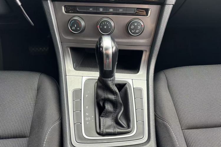 Used Volkswagen Golf 2016 1.6L Automatic Fashion Model
