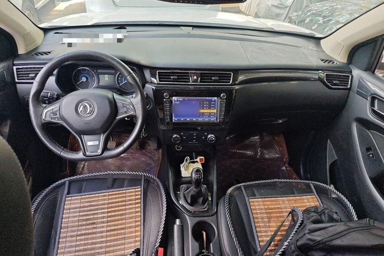 Used Dongfeng Fengon 580 2016 1.8L Manual Comfort Model Center Console